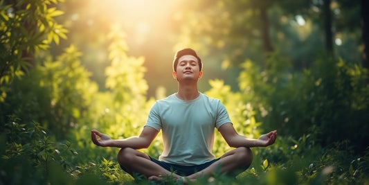 Meditierende Person in der Natur mit CBD.